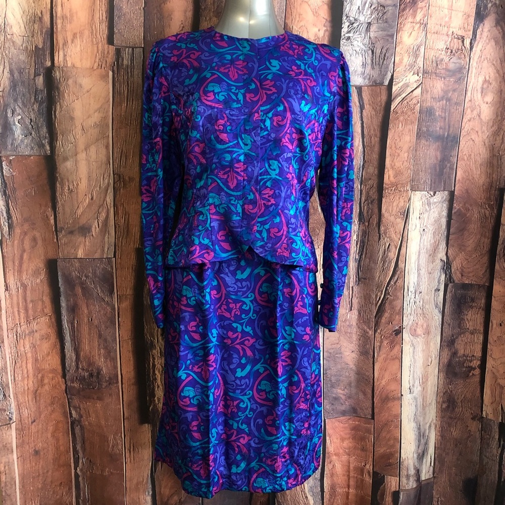 Adrianna Papell Vintage 100% silk skirt suit
size 14 L Large